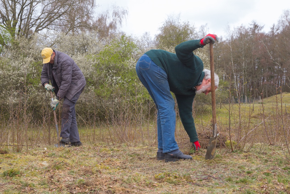 HTF, 2021-04-10, Christine, Joop Verburg en Eef steken boompjes in Schepping, foto G. de Vries-1 - kopie